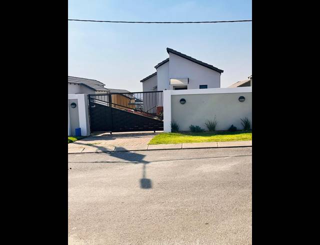 2 BEDROOM HOUSE FOR SALE IN SOUTH HILLS